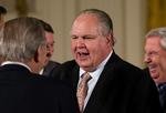 Rush Limbaugh er en meget konservativ radiovært, hvis daglige program høres af mellem 10 og 20 millioner amerikanere. 