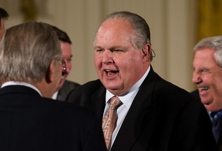 Rush Limbaugh er en meget konservativ radiovært, hvis daglige program høres af mellem 10 og 20 millioner amerikanere. 