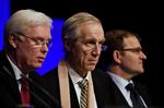 Danske Banks bestyrelsesformand, Alf Duch-Pedersen (tv.) og direktøren Peter Straarup ved generalforsamlingen i banken i går. 