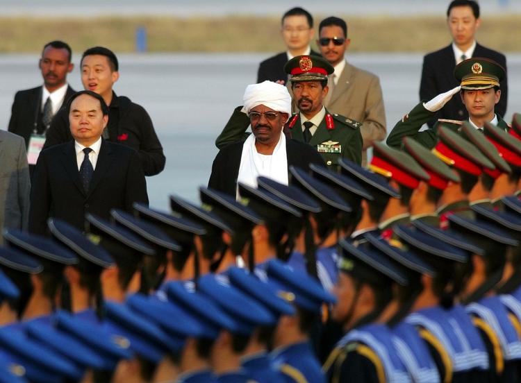 Kina har nære forbindelser med Sudan. Billedet er fra 2006, hvor Sudans præsident, Bashir, blev modtaget med pomp og pragt i Bejing. 