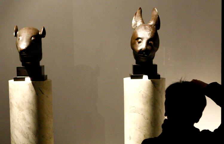 Striden om de to bronzestatuer rejser igen spørgsmålet om tilbagelevering af stjålen kulturarv, som befinder sig i europæiske og amerikanske samlinger. Statuerne blev stjålet i Beijing af fransk-britiske soldater i 1860. Foto: Zhang Yuwei 