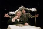 Otte Svendsen i forestillingen Galileis Liv på Betty Nansen Teatret. I forgrunden skuespilleren Jens Okking (arkivfoto). 