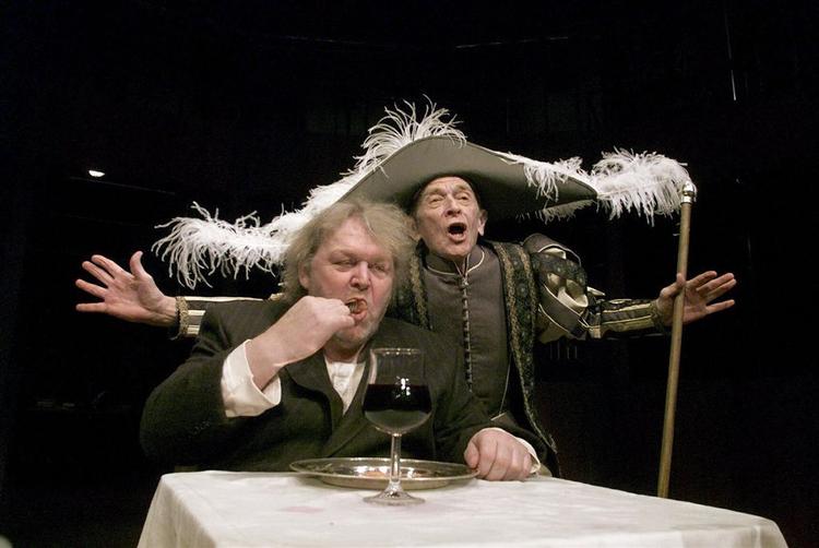 Otte Svendsen i forestillingen Galileis Liv på Betty Nansen Teatret. I forgrunden skuespilleren Jens Okking (arkivfoto). 