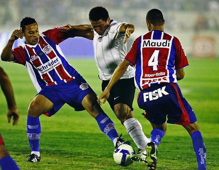 Ronaldo (i hvidt) fik de sidste 23 minutter på banen, da han debuterede for Corinthians mod Itumbiara. 