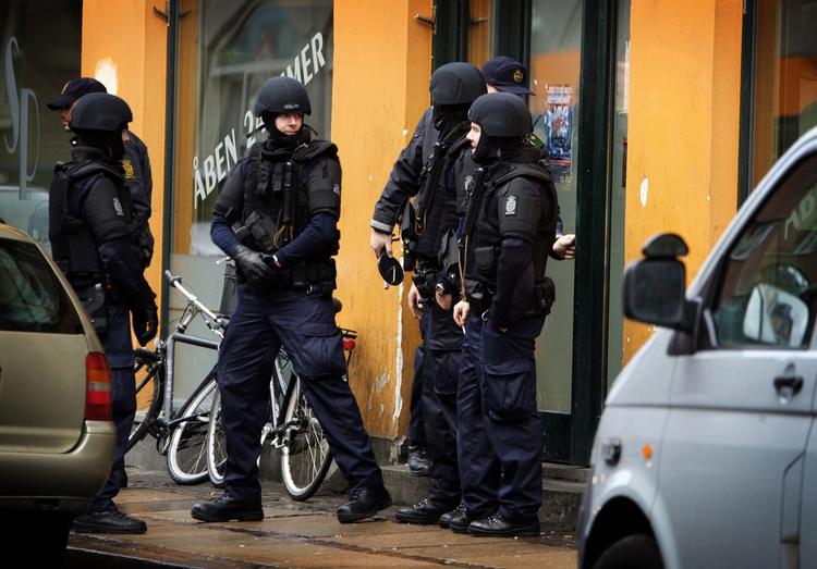 Politiet har gennemført flere razziaer i København. Her er betjente i aktion i Rantzausgade på Nørrebro i sidste uge. (arkiv) 