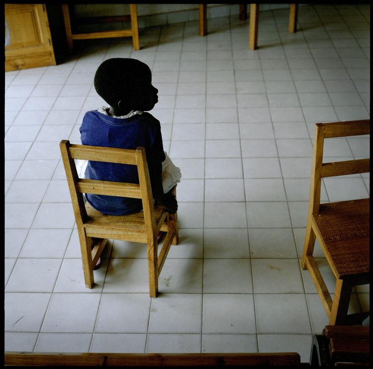Den 8-årige pige i Burundi tav første gang. Anden gang, hun blev voldtaget af stedfaderen, forsøgte hun at afvise ham. »Så tvang han mig ind i sengen og gjorde grimme ting ved mig«, fortalte hun. 