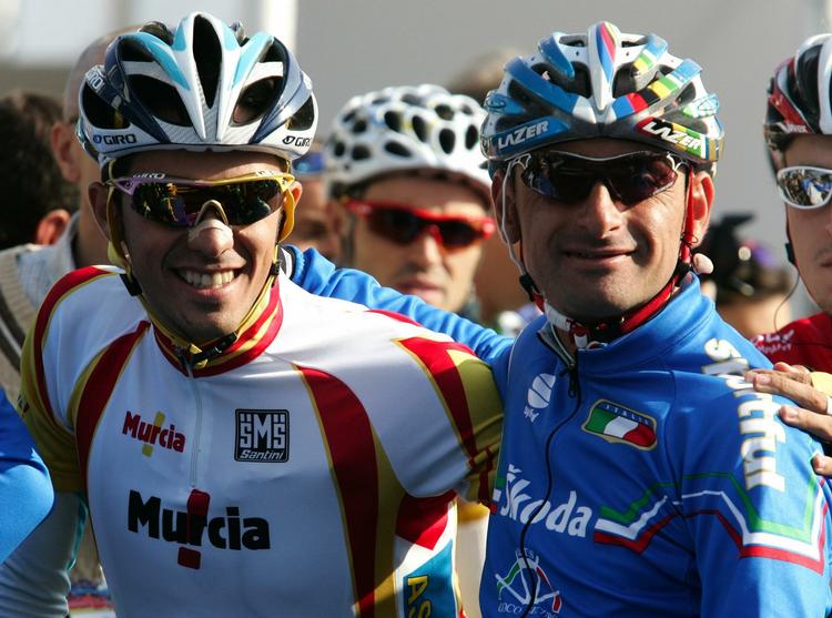 Den spanske superstjerne Alberto Contador (th.) er igen velkommen i de franske cykelløb. Arkivfoto. 