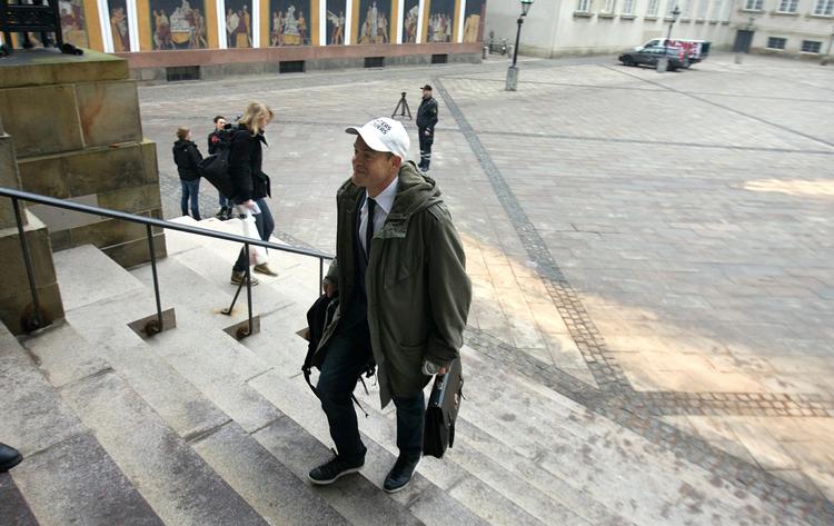 En af de tiltalte i sagen mod Fighters+Lovers på vej op af trappen til Højesteret. 