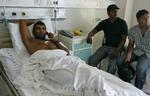 Cricket-spilleren Tharanga Paranavitana hviler i en hospitalsseng på et hospital i Colombo, Sri Lanka. Han er en af de spillere, som blev såret i forbindelse med angrebet mod landsholdets bus tirsdag. 