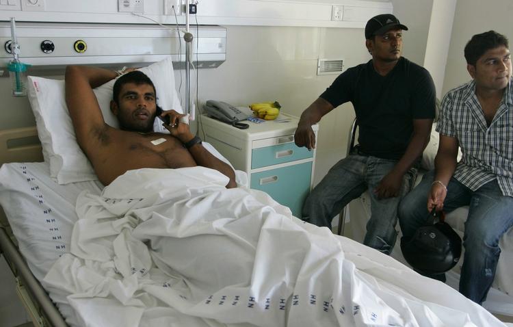 Cricket-spilleren Tharanga Paranavitana hviler i en hospitalsseng på et hospital i Colombo, Sri Lanka. Han er en af de spillere, som blev såret i forbindelse med angrebet mod landsholdets bus tirsdag. 