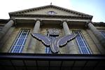 Hele Århus Banegård og indkøbscenteret Bruuns Galleri er afspærret og evakueret. Al togtrafik er indstillet. 