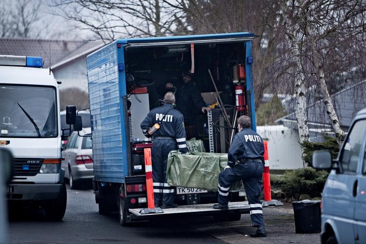 Politiet ved ransagningen af et privat hjem i Smørumnedre, hvor en del af de stjålne våben dukkede op. 