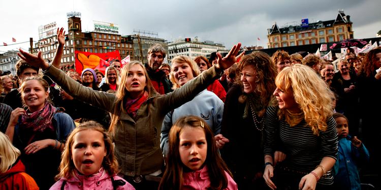 Der er behov for yderligere investeringer i socialt forebyggende arbejde, mener Ungdommens Røde Kors, som arrangerer demonstration og ballonoptog mod den eskalerende vold på Nørrebro i morgen fredag den 6. marts kl. 17. Arkivfoto. 