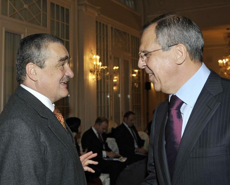 Den tjekkiske udenrigsminister Karel Schwarzenberg (tv.) taler varmt om statsminister Anders Fogh Rasmussen (V). 