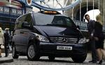Praj en taxi på gadeni London, og så kan det være en Mercedes, der svinger ind til kantstenen. 