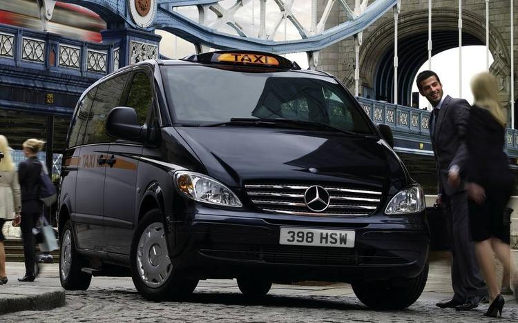Praj en taxi på gadeni London, og så kan det være en Mercedes, der svinger ind til kantstenen. 