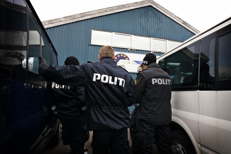 Politibetjente under ransagning hos Bandidos i Kvistgård. 