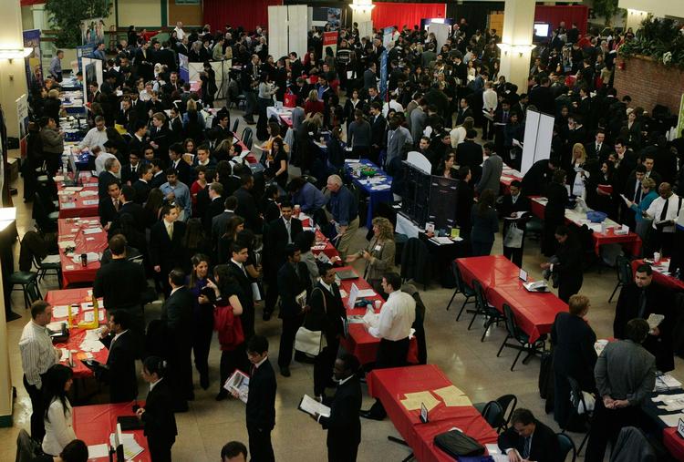 Arbejdsløse står i kø ved et job-marked på Rutgers University. Arkivfoto 