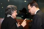 Polens Radoslav Sikorski ses her i dialog med Ungarns udenrigsminister Kinga Goencz. Arkivfoto. 