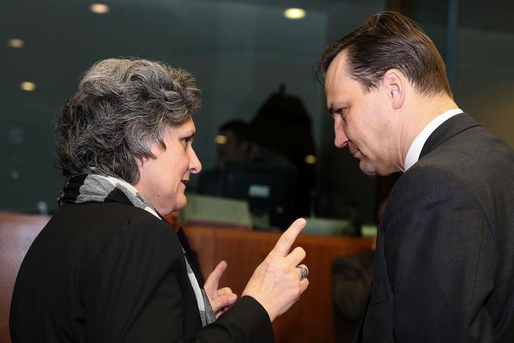 Polens Radoslav Sikorski ses her i dialog med Ungarns udenrigsminister Kinga Goencz. Arkivfoto. 