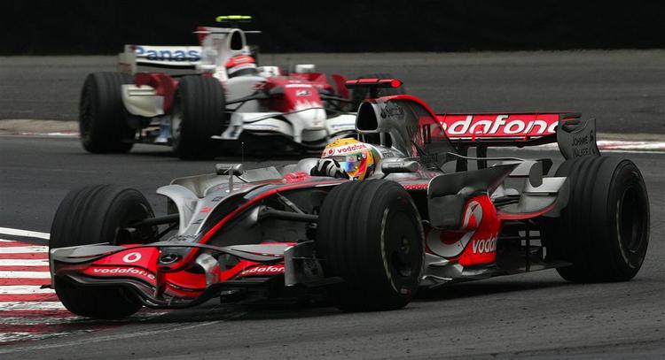 Timo Glock (bagerst) blev overhalet af Lewis Hamilton på sidste omgang. 