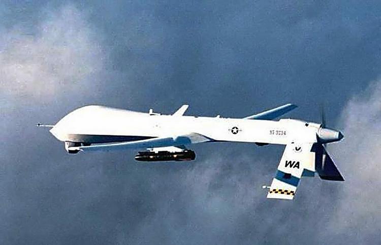 Arkivbillede af en predator-drone med et Hellfire-missil. 