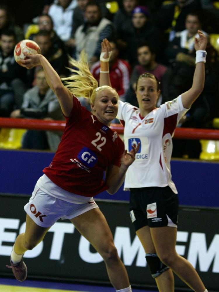 Trine Troelsen og holdkammeraterne har to kampe i weekenden mod Makedonien til at få justeret spillet. Arkivfoto. 