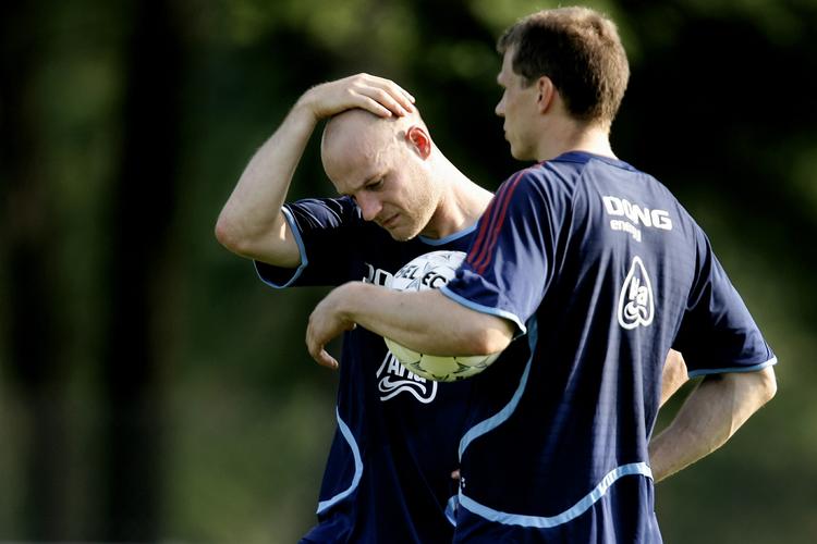Landsholdspladsen kan ryge sig en tur for AaB-forsvareren Kasper Bøgelund (midt i billedet). Arkivfoto. 