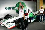 Jenson Button ser alligevel ud til at skulle køre videre i Formel 1 for Honda-holdet, der dog vil stille op under et nyt navn i denne sæson. Arkivfoto 