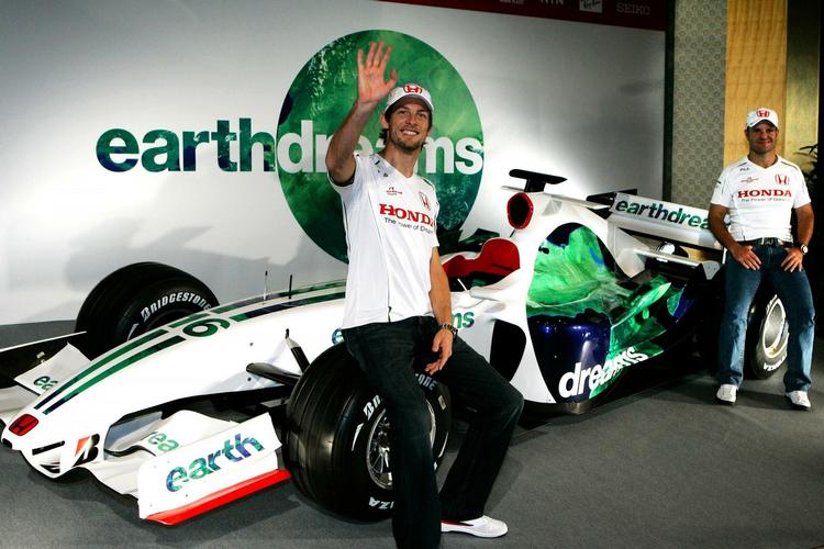 Jenson Button ser alligevel ud til at skulle køre videre i Formel 1 for Honda-holdet, der dog vil stille op under et nyt navn i denne sæson. Arkivfoto 