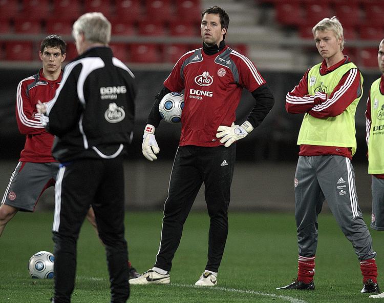 Træning i den danske trup. Simon Kjær (th) er det nye stjerneskud på det danske hold, men landstræner Morten Olsen opfordrer ham til at tage virakken med ro. Arkivfoto. 