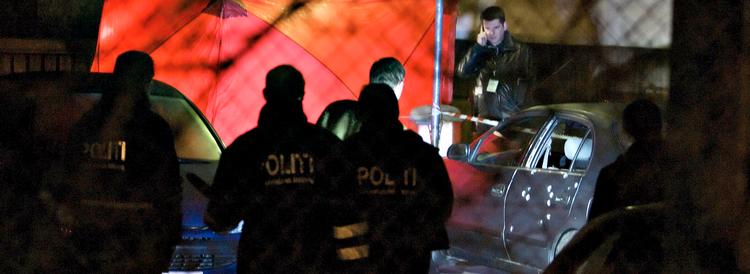 Skud. I 2006 blev 160 betjente flyttet til PET for at efterforske organiseret kriminalitet. Men det er ikke meget, man har hørt til PET i bandekrigen. Der er ellers brug for en ekstra indsats. Billedet er fra Nørrebro, hvor en 25-årig iraker blev dræbt. Foto: Jens Dresling 