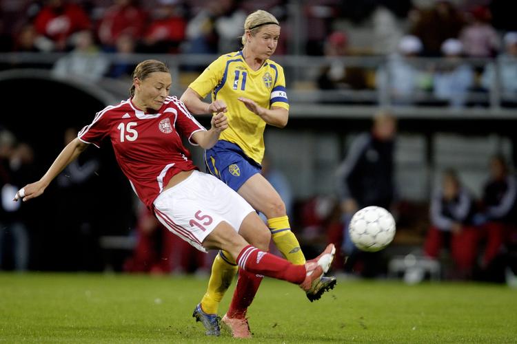 I dag spiller kvinderne med den samme type fodbold som mændene. Det kan der blive ændret på med den nyudviklede letvægtsbold. Arkivfoto. 