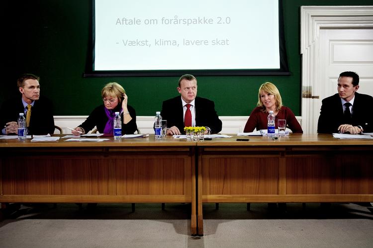 Kristian Thulesen-Dahl (DF), Pia Kjærsgaard (DF), finansminister Lars Løkke Rasmussen (V), økonomi- og erhvervsminister Lene Espersen (K) og skatteminister Kristian Jensen (V) ved fremlæggelsen af skatteaftalen. 