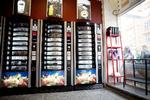 Man skal ikke regne med at kunne stille sulten med en røget rensdyrsandwich om natten, for automatbutikken har kun åbent i dagtimerne. 