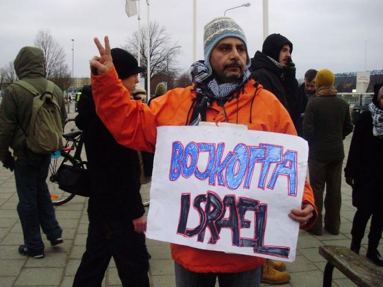 De første demonstranter har indfundet sig foran idrætsområdet i Malmø i Sverige. De kræver boykott og aflysning af Davis Cup tennis-matchen mellem Sverige og Israel, som indledes i dag. Store demonstrationer er varslet i morgen. 