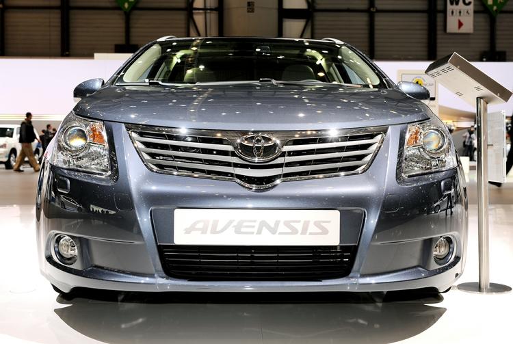 Den nye Toyota Avensis yder ikke synderlig modstand over for en tyv, der vil bryde ind i bilen. Det giver dyrere forsikring i Sverige. Foto: United Pictures 