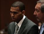 Chris Brown i retten torsdag i Los Angeles. Til højre Browns advokat, Mark Geragos. 