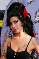 25-årige Amy Winehouse er en lille kvinde med en stor stemme - og en veludviklet sans for at lave skandaler. 