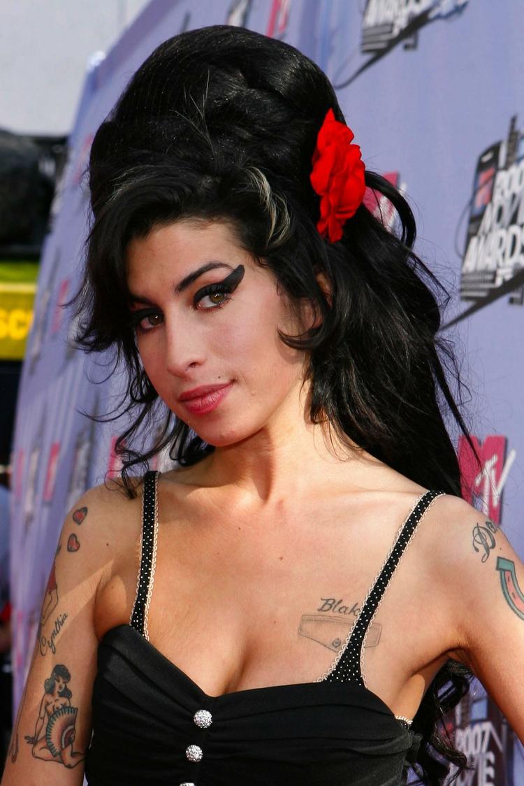25-årige Amy Winehouse er en lille kvinde med en stor stemme - og en veludviklet sans for at lave skandaler. 