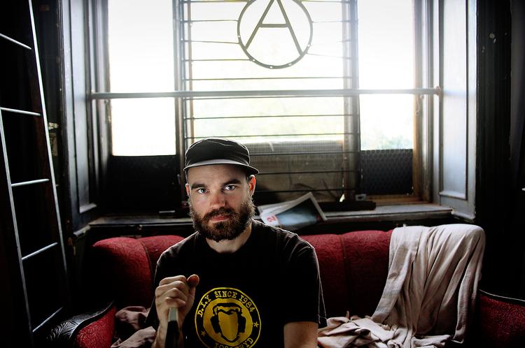 Rasmus Poulsen, aka Ras Money, er dj, fest- og klubpromoter. Lørdag starter han klubben Bas i Rillen i det nye ungdomshus. 