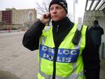 Den svenske dialog-betjent Kalle Allard er på arbejde ved en demonstartion mod Davis Cup matchen mellem Sverige og Israel i Malmø i Sverige. Dialog-betjentens opgave er at skabe forståelse mellem demonstranter og politistyrker. Kalle Allard står i dirkte kontakt med politiledelse, og kan hurtigt rydde misforståelser af vejen, forklarer han. 
