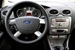 Ford vinder markedsandele under den økonomiske krise ved at skrue op for marketing og opfordre kunderne til at prutte om prisen. 