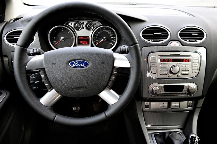 Ford vinder markedsandele under den økonomiske krise ved at skrue op for marketing og opfordre kunderne til at prutte om prisen. 