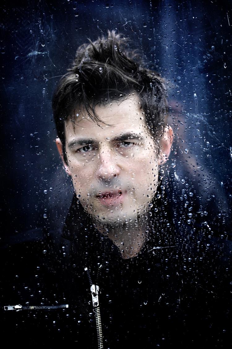 Claes Bang sætter Jan Guillous 'Ondskaben' op som monolog på Dockens scene. 