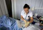 De studerende på den netbaserede uddannelse er mere modne og velforberedte i både teoretiske spørgsmål, og i praksis når de møder op på hospitalet som sygeplejerskestuderende, forklarer lektor og ph.d. Trine Ungermann Fredskild. Arkivfoto. 