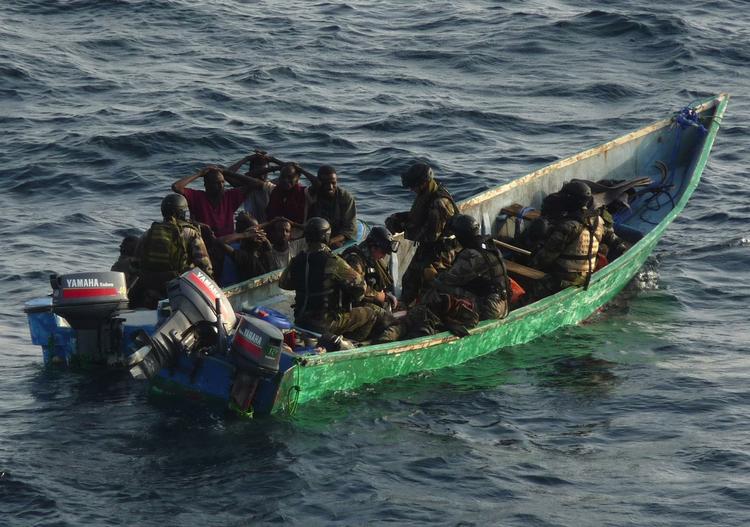 Franske soldater afværgede i januar kapringen af et indisk fragtskib.  Billedet viser soldaterne og nogle af de mistænkte pirater. Arkivfoto: AP 