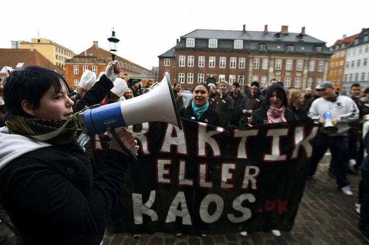 Lærlinge demonstrer foran Undervisningsministeriet for at skaffe flere praktikpladser. 