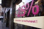 Erhvervslivet er presset af krisen - som novemberudsalget i denne tøjbutik viser - men næsten halvdelen af forbrugerne har ikke ladet det påvirke deres adfærd. Arkivfoto 