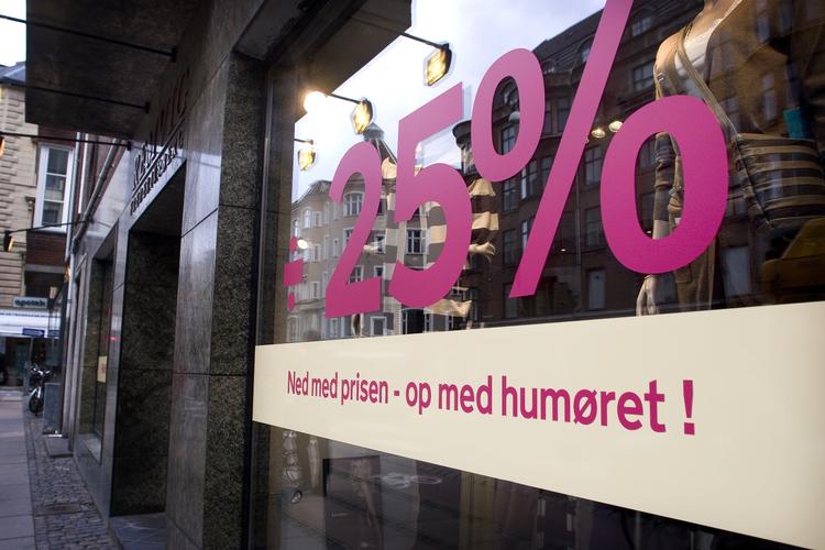Erhvervslivet er presset af krisen - som novemberudsalget i denne tøjbutik viser - men næsten halvdelen af forbrugerne har ikke ladet det påvirke deres adfærd. Arkivfoto 